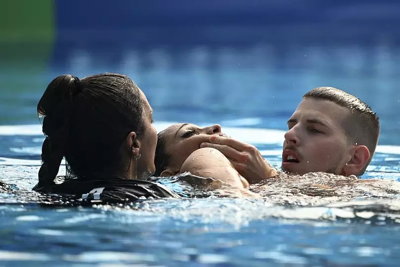 La estadounidense Anita Álvarez (centro) es sacada de la piscina tras perder el conocimiento durante la final en solitario de la prueba de natación artística en los 19º Campeonatos del Mundo de la FINA.lo