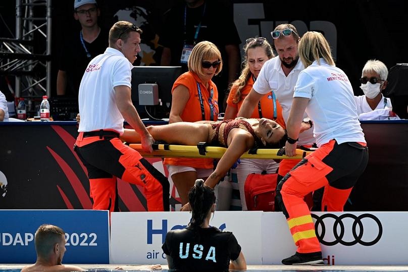 A inconsciente Anita Alvarez é levada da piscina numa maca.AP Photo