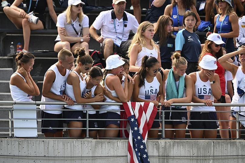 Ante los aficionados y otros miembros del equipo de natación de Estados Unidos, Álvarez recibe atención médica de urgencia.AP Photo