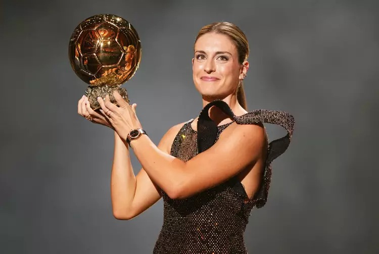 Alexia Putellas com o Ballon d'OrFrancois Mori/Copyright 2022 A AP. Todos os direitos reservados