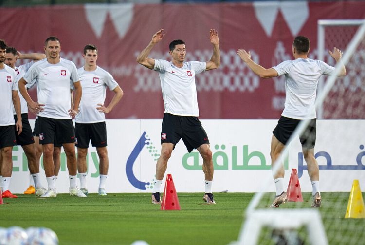 Poland international Robert Lewandowski in training before the match against France, 04/12/2022 - Julio Cortez/Copyright 2022 The AP. All rights reserved