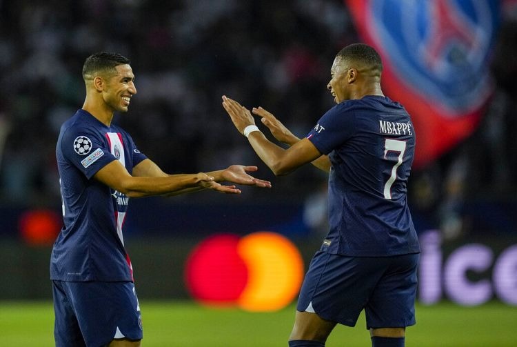 Achraf Hakimi com o seu companheiro Kylian Mbappé no PSG Thibault Camus/Copyright 2022 A AP. Todos os direitos reservados.