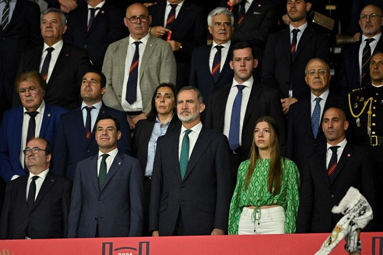 Rei Felipe ao lado da filha Sofia em Sevilha JAVIER SORIANO/AFP