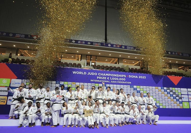 A equipa japonesa festeja juntamente com as equipas da Geórgia e da França