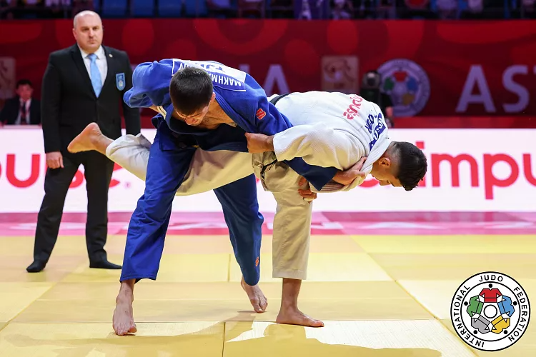 El brasileño Guilherme Schmidt contra el tayiko Somon Makhmadbekov IJF